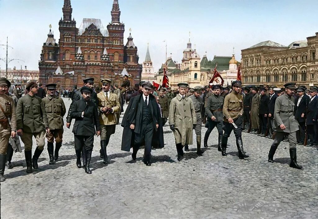 Первый после первого. Москва 1918 год Ленин. Ленин 1919 год Москва. Ленин на красной площади 1918. Троцкий парад на красной площади 1918.