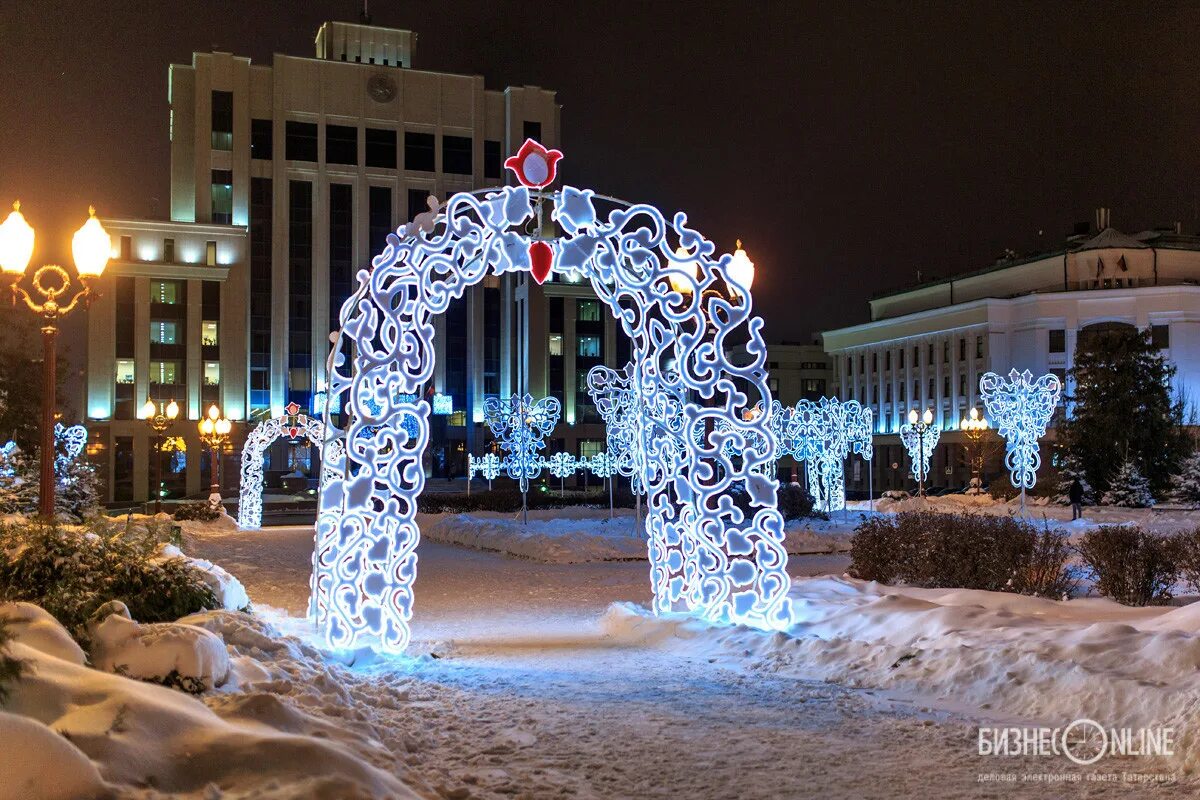 Город казань новогодние праздники. Кремлёвская набережная казань 2021 новый год. Новогодняя иллюминация казань 2023. Казань зима 2022. Город казань новогодние праздники.