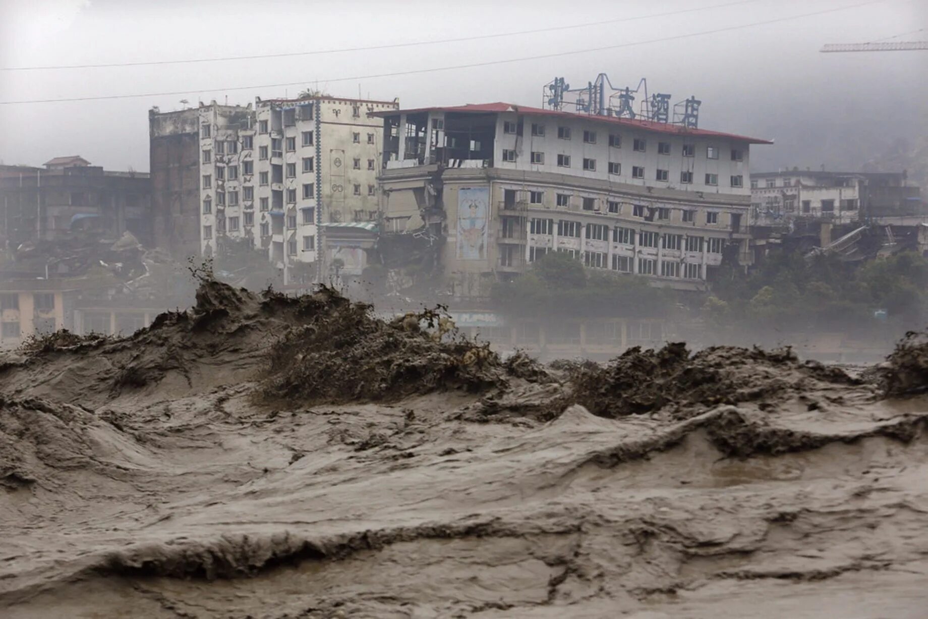 Flood natural disaster. ЦУНАМИ В Китае. Дамба Баньцяо. Прорыв дамбы Баньцяо. Прорыв дамбы Баньцяо в Китае.