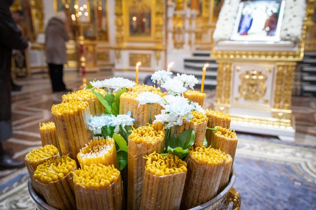 традиция освящать сретенские свечи. освящение свечей на сретение господне. чин освящения свечей на сретение господне. освящение сретенских свечей. освещение свечей в церкви на сретение.