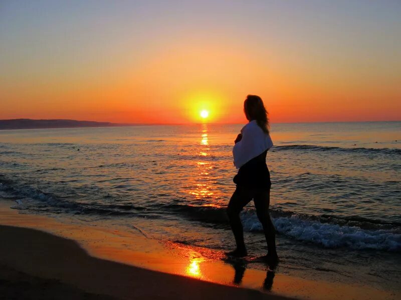 Девушка на горе. Верба вера и мирный миша поздняя любовь. Мечта последний раз. Женщина идет по мосту. Мечта последний раз.