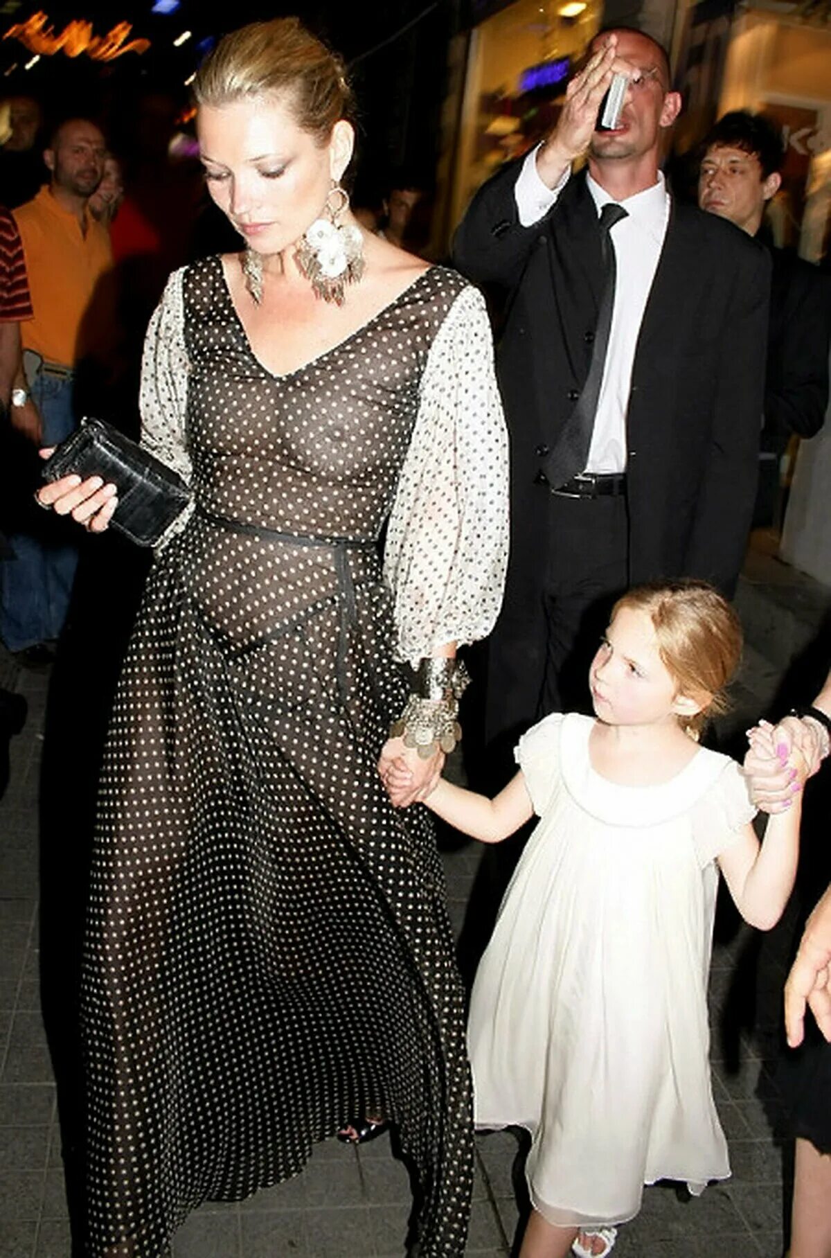 женщины в прозрачной одежде. мама в прозрачной одежде. беременная дженнифер лоуренс. мама в прозрачной одежде. прозрачное платье на улице.