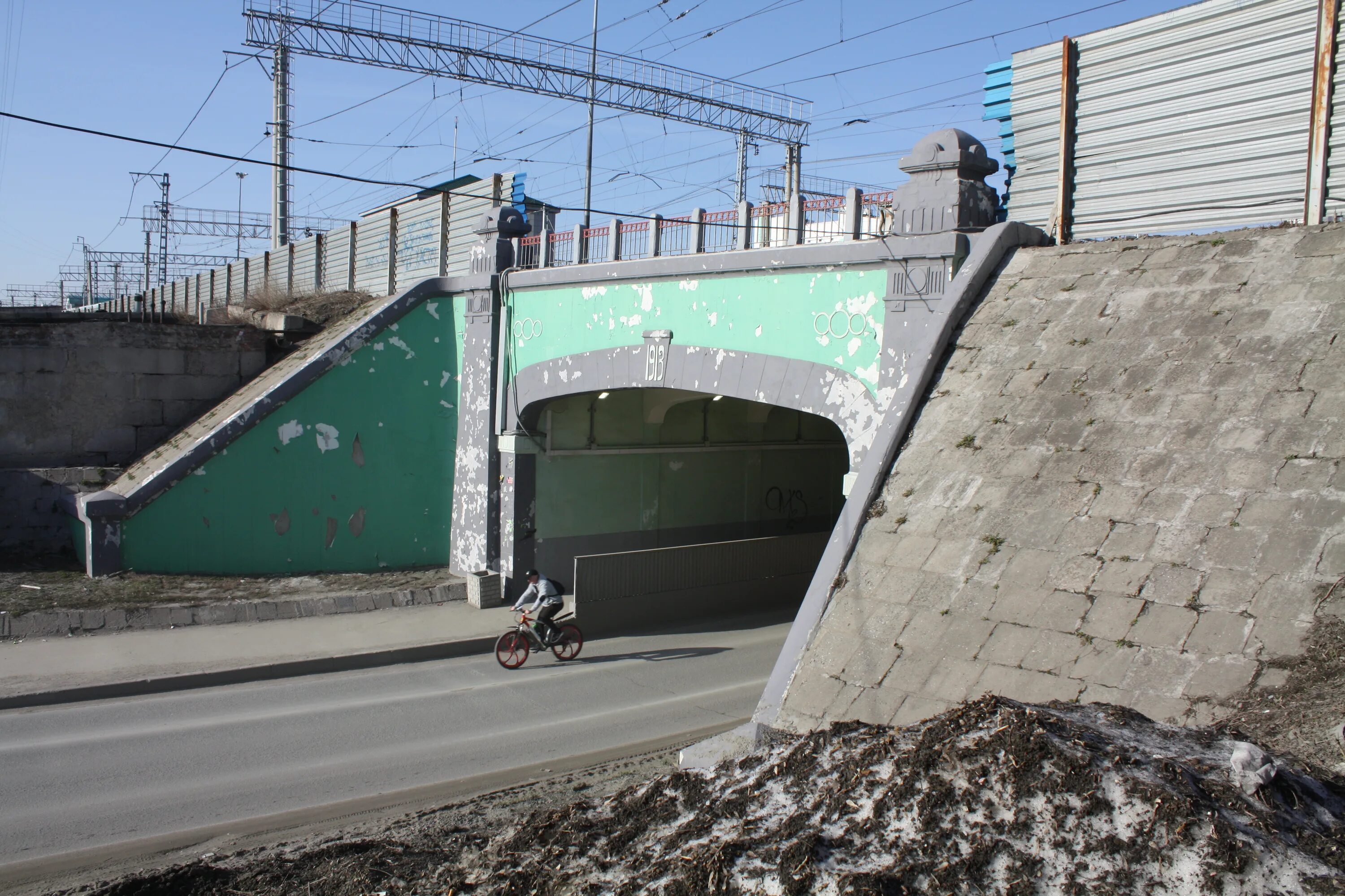 Туннельный спуск новосибирск. Владимировский спуск 9/1. Спуск в бункер. Владимирский спуск новосибирск. Чернышевский спуск новосибирск.