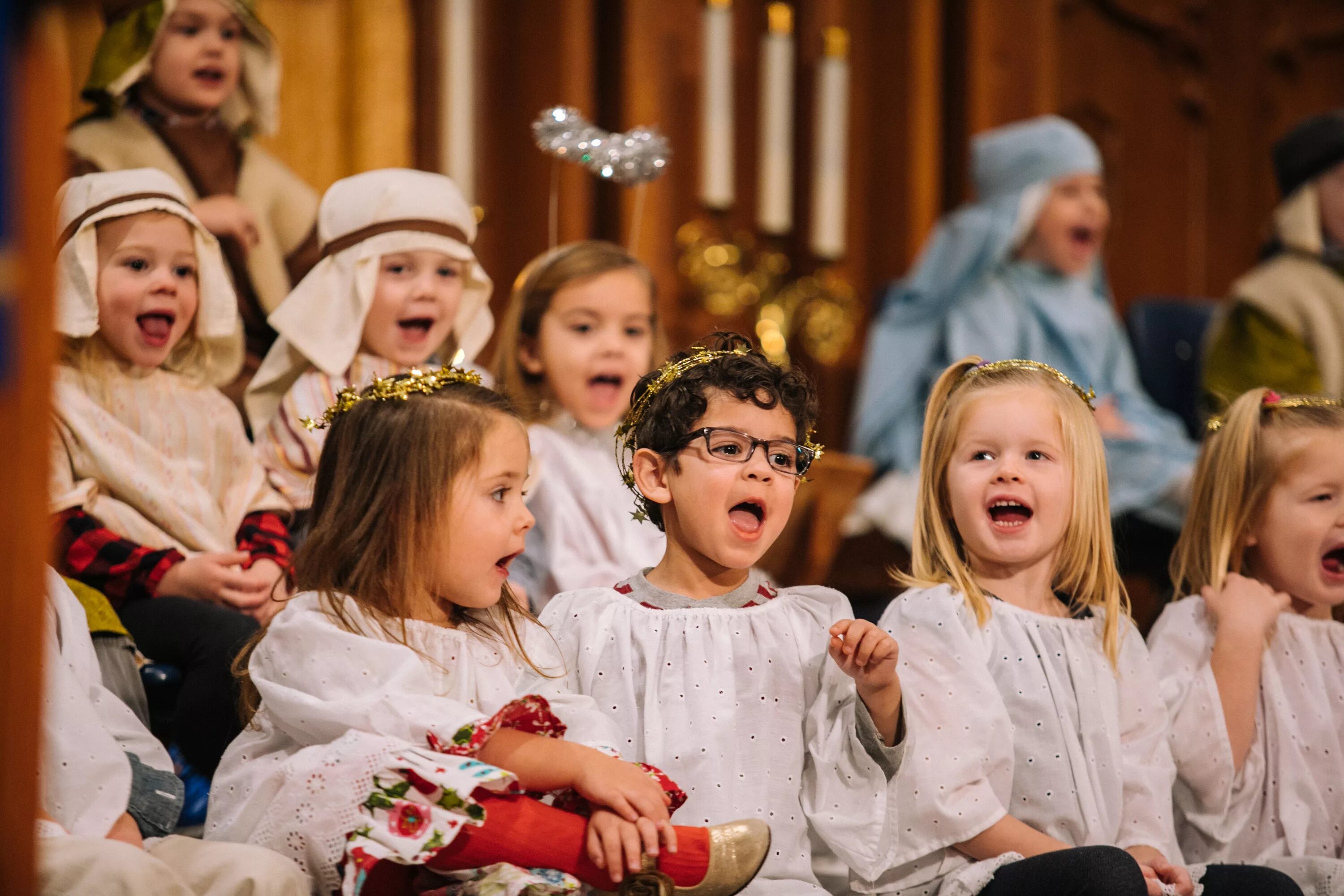 Performance for children. Рождество с детьми в школе. new year school performance children. choir performing christmas songs.