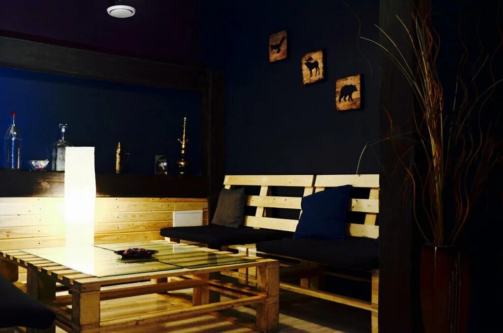 антикафе малая дмитровка 29 с 1. антикафе в москве маяковская. антикафе в москве маяковская. антикафе маяковская. красно синее антикафе интерьер.