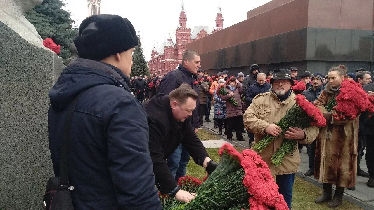 Гвоздики для сталина. День рождения Сталина 21 декабря. Сталин Иосиф Виссарионович могила. Дата рождения Сталина Иосифа Виссарионовича. Две гвоздики Сталину.