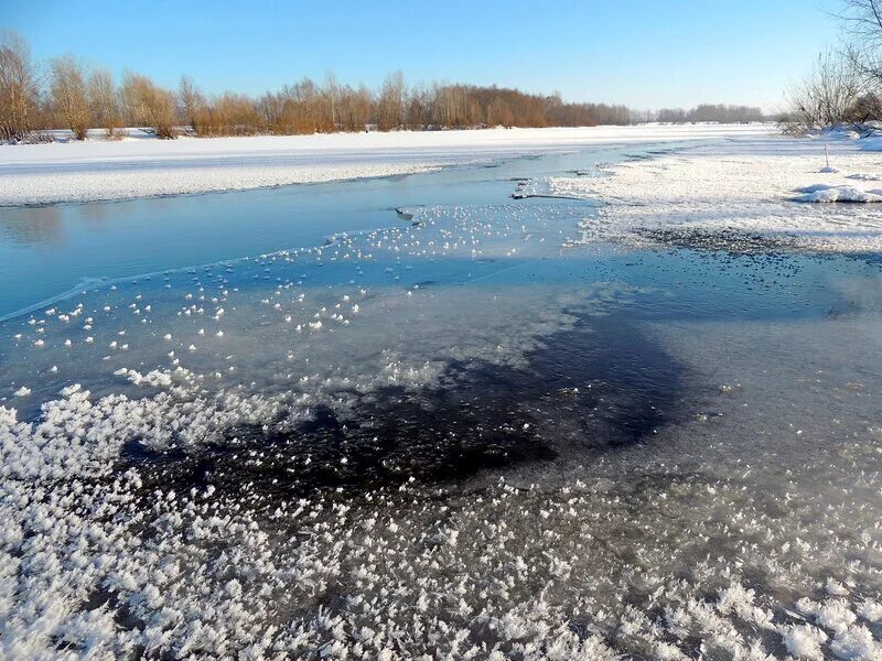 Речка подо льдом блестит. Речка подо льдом. Блестит подо льдом. Речка подо льдом блестит. И речка подо льдом блестит картинка.