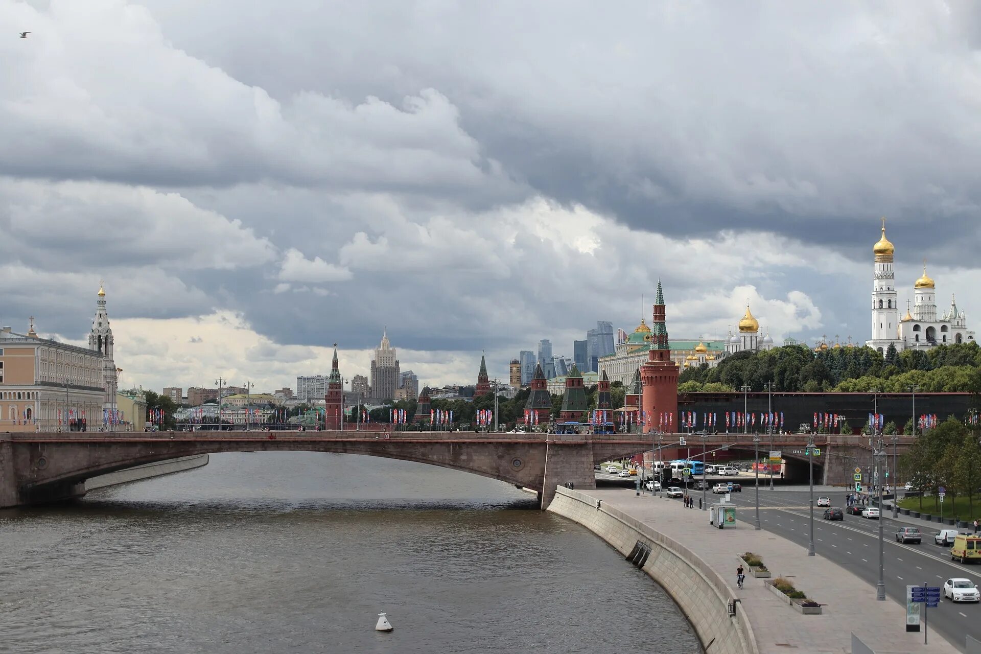 Москва пасмурно. Панорама Москвы. Москва летом. Пасмурный день в Москве.