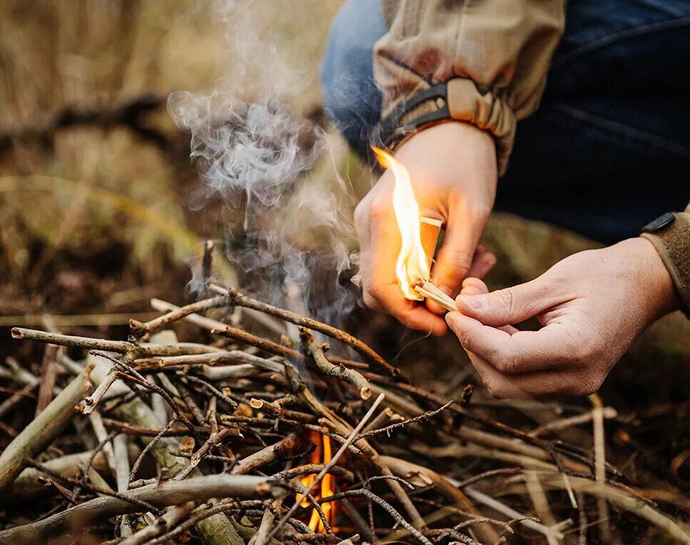 Огонь в жизни человека в древности. Человек у камина. Ветки для костра. Огниво кремень и трут. Разжигание костра.