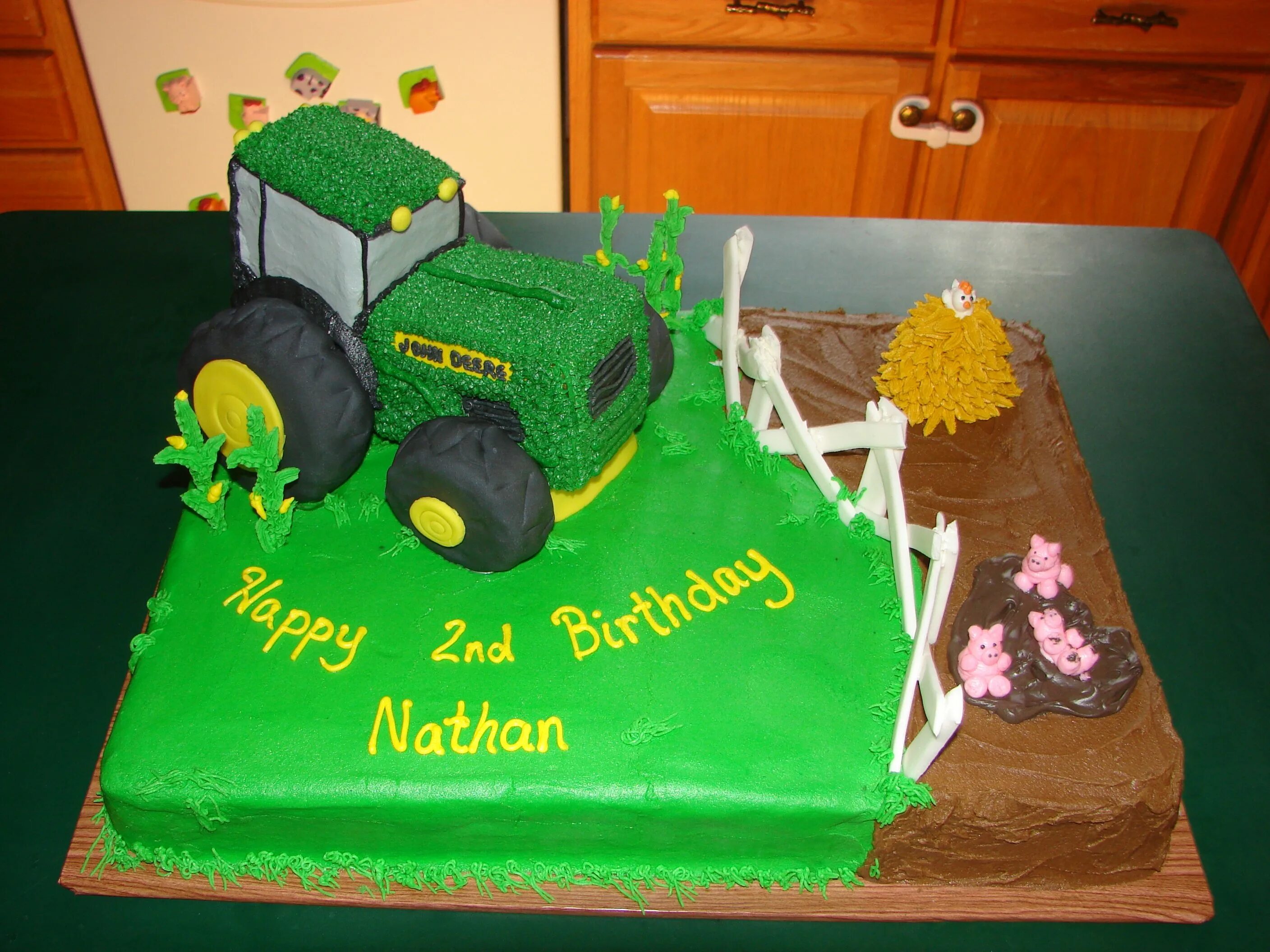 Торт в виде трактора. Детский торт в виде трактора. Торт с трактором для мальчика 5 лет. Торт для мальчика из крема. Торт в форме трактора джон дир.