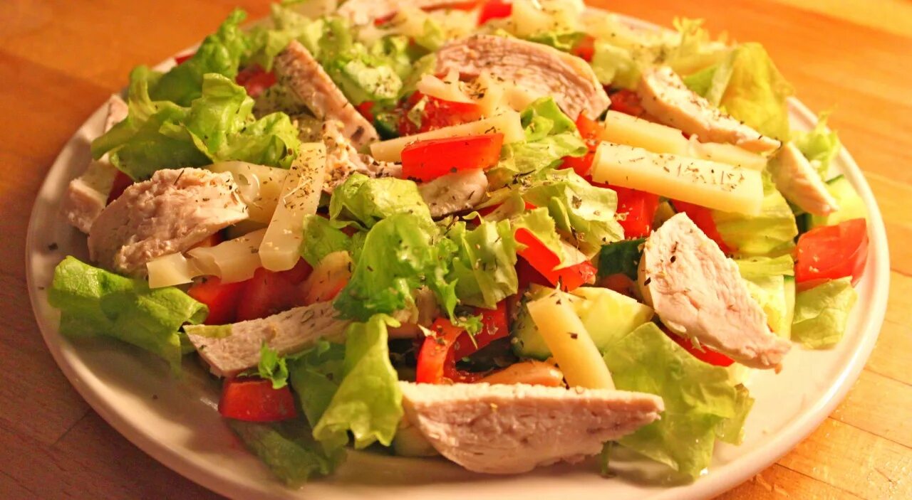 Салат с курицей помидорами и огурцами. Салат с говядиной и болгарским перцем. Салат с курицей помидорами и огурцами. Салат с курицей и помидорами. Салат с фасолью и пекинской капустой.