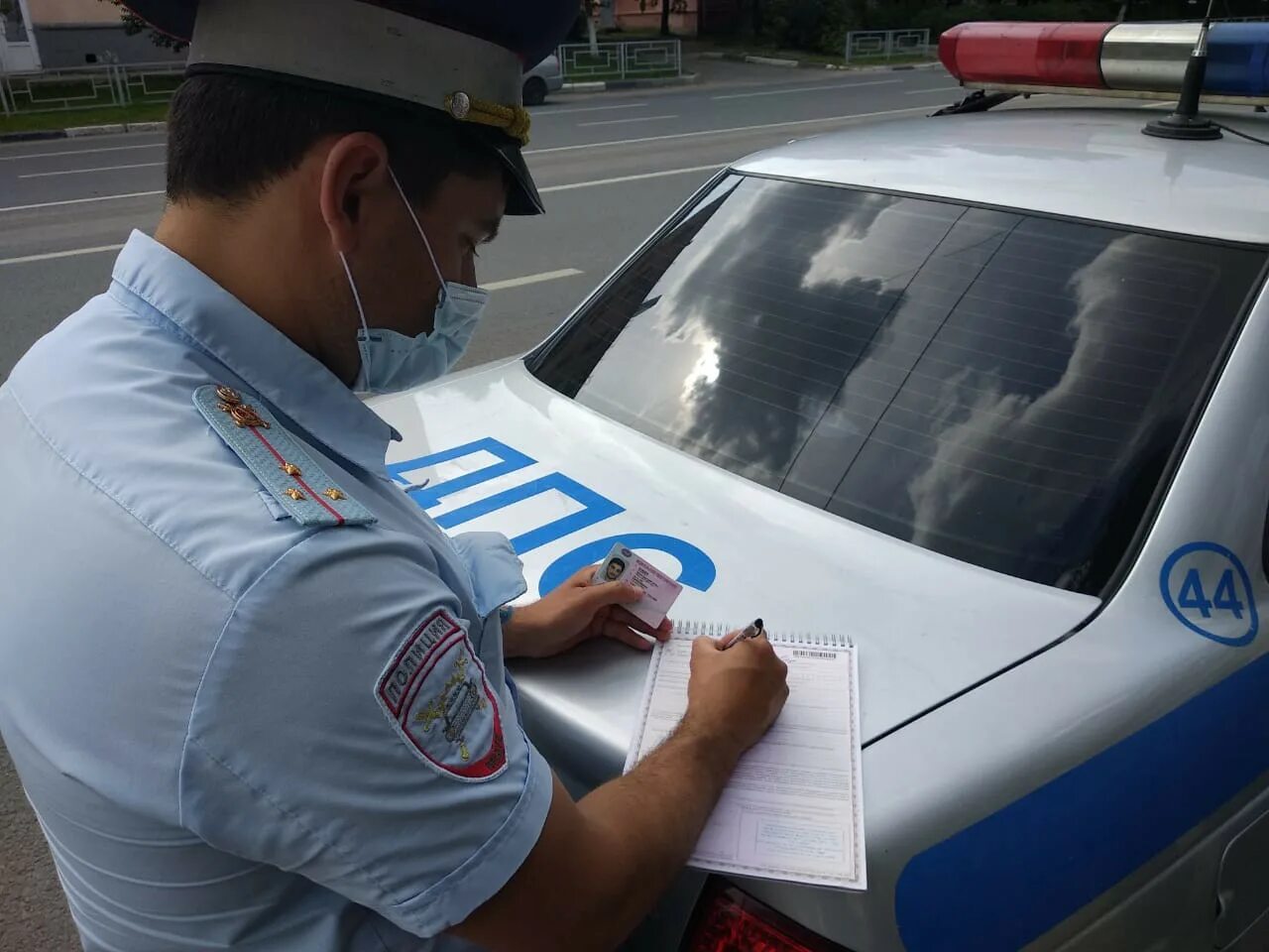 Сайт гибдд gibdd. ГИБДД. ДПС. Пешехода штрафует ГИБДД. ГИБДД картинки.