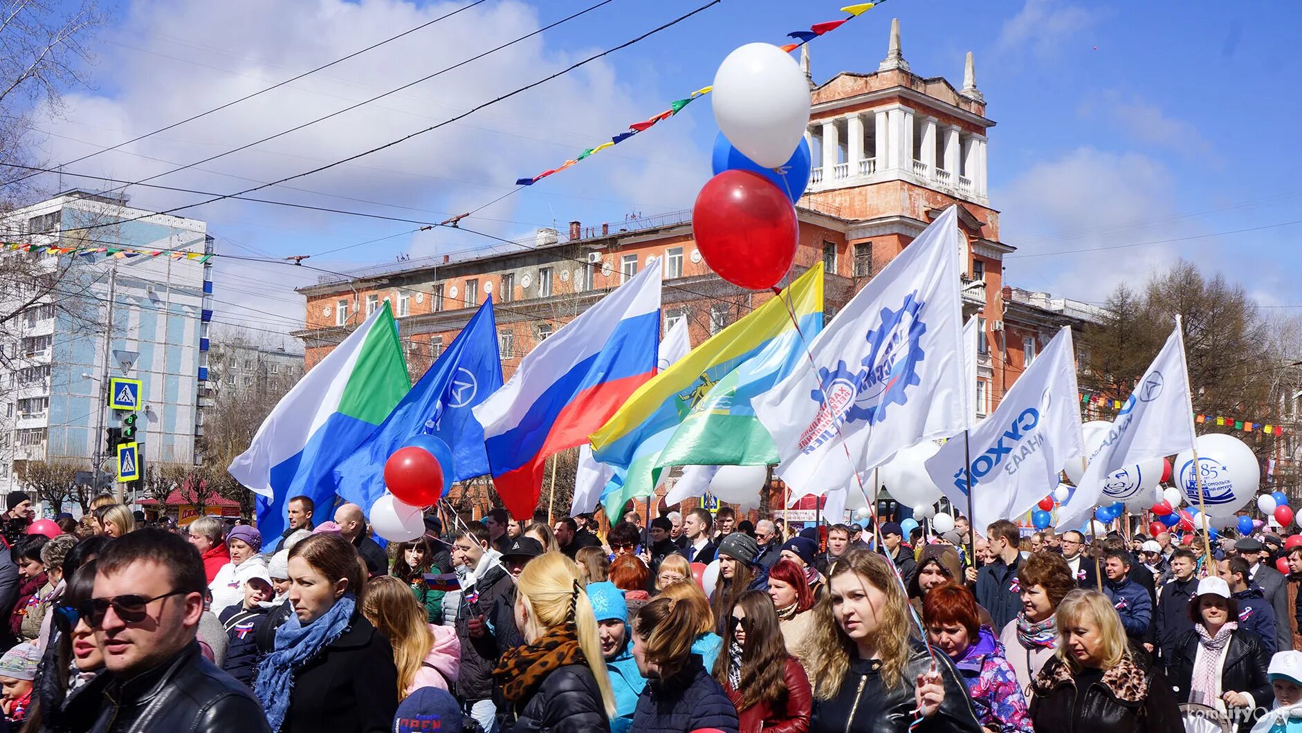 1 май хабаровск. Шествие на 1 мая Комсомольск на Амуре. День Комсомольска на Амуре. День рождения города Комсомольска на Амуре. С праздником Комсомольск на Амуре.