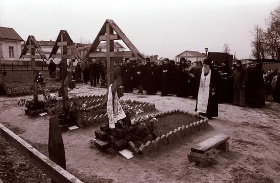 Оптина пустынь могилы убиенных монахов. Фото Оптина могилы убиенных монахов в 1993.