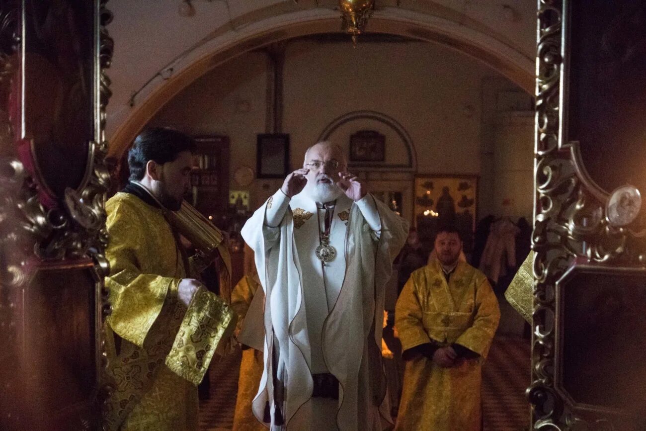 новогодний храм. литургию в храме христа спасителя в москве. ночная служба в храме. рождество христово. рождество в казанском соборе в санкт-петербурге 2023.