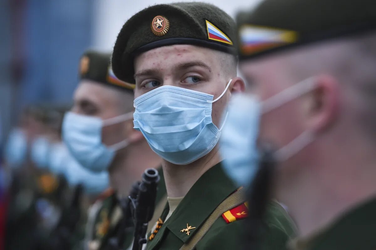 Русские военные врачи. Военный в маске. Солдаты в медицинских масках. Солдат в маске. Российскийсолат в маске.