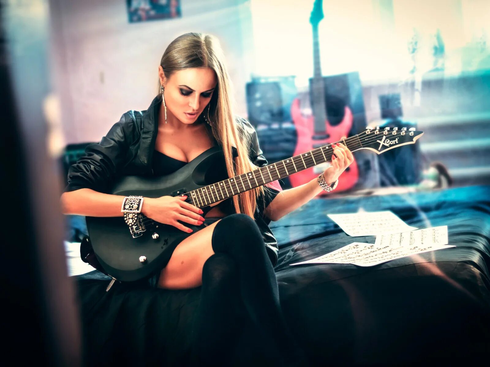 Девушка с электрогитарой. Фотосессия с гитарой девушка. Девушка рокерша с гитарой. Девушка сидит с гитарой.