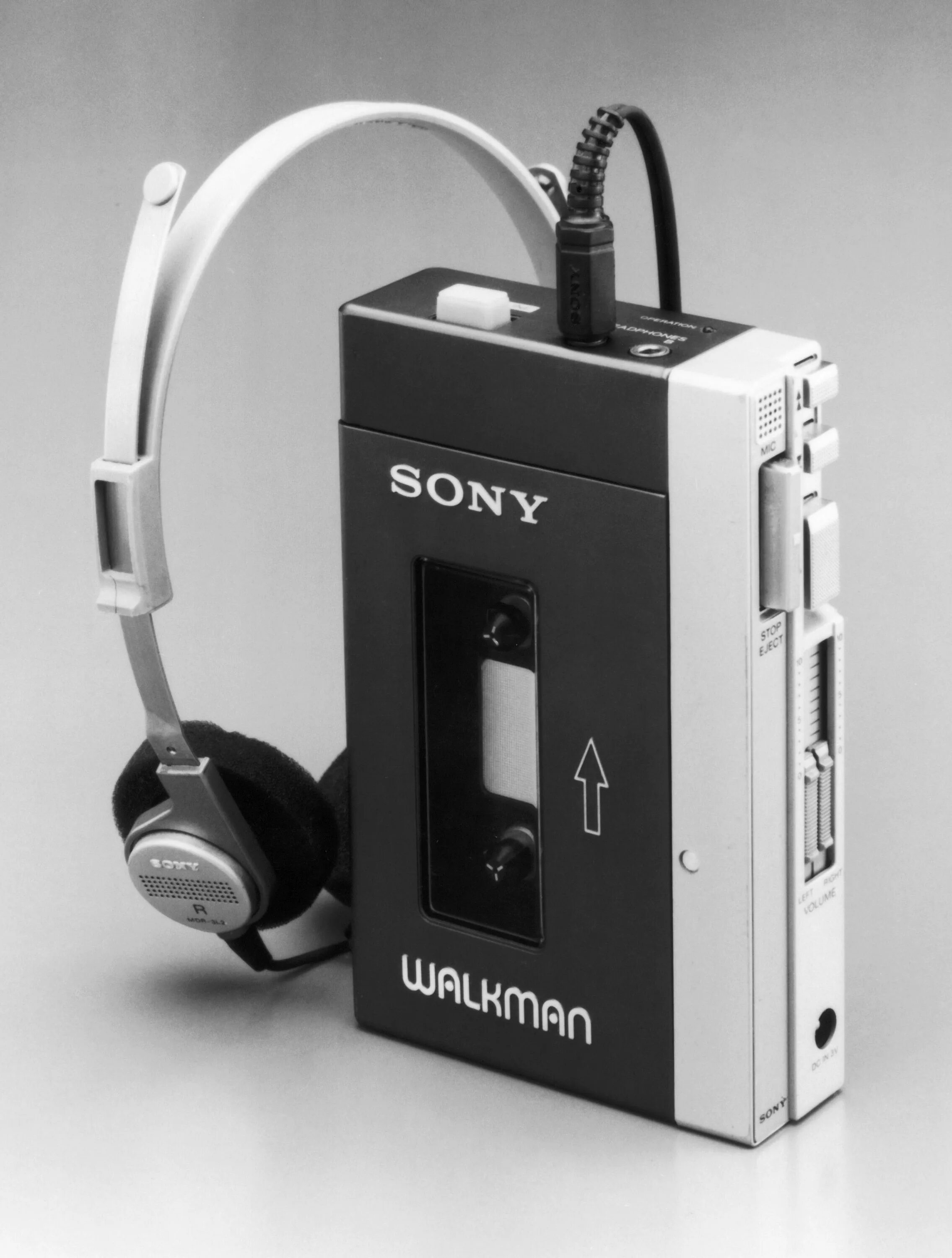 Sony Walkman 1979. Кассетный плеер Sony Walkman. Аудиоплеер Sony Walkman 1979. Sony Walkman кассетный 1980.