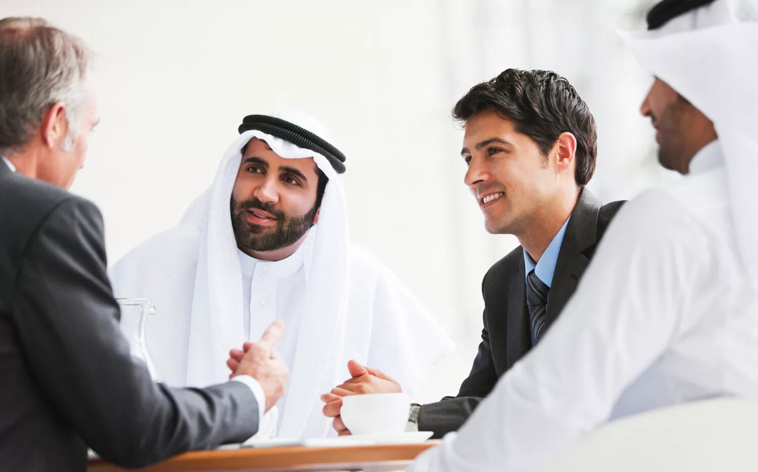 этисалат дубай. приветствие в оаэ. исламский офис. переговоры с партнерами в эмиратах. араб за ноутбуком.