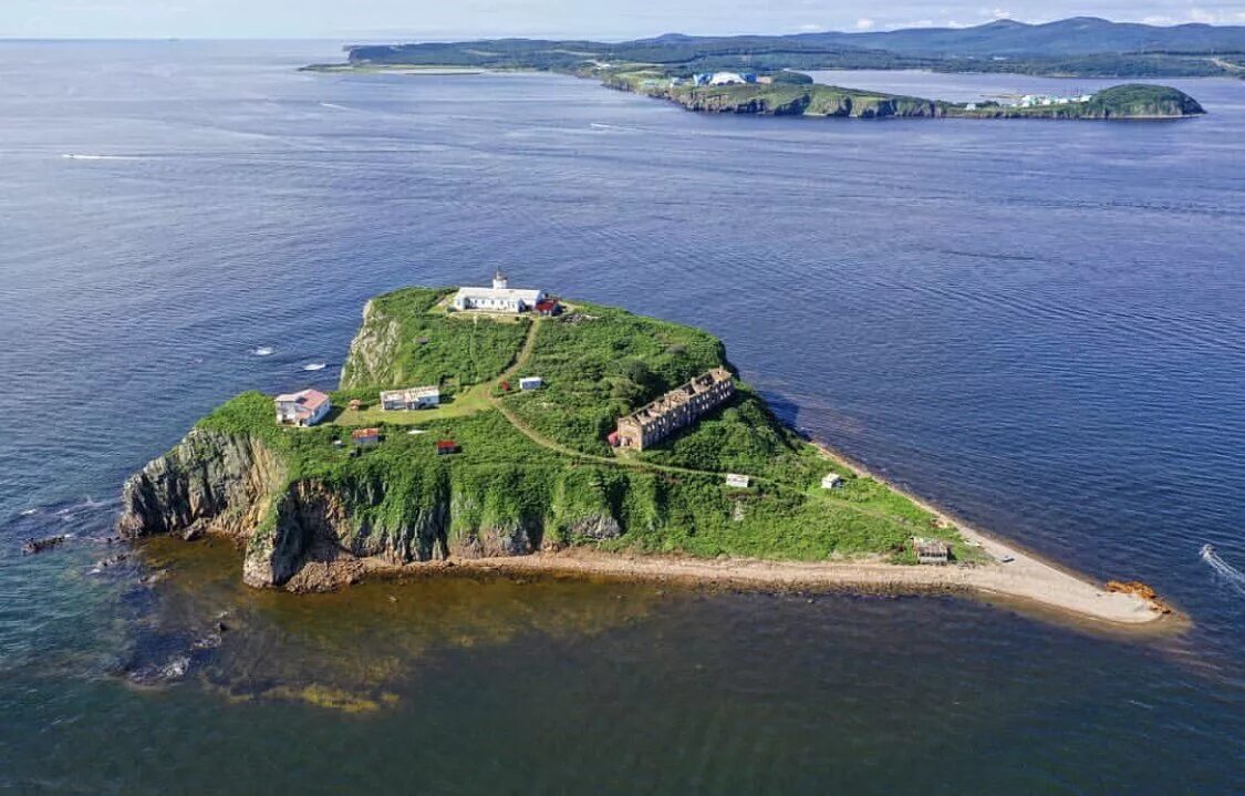 С английского на русский island. Остров Скрыплева Владивосток. Маяк на острове Скрыплева. Маяк Скрыплева Владивосток. Маяк на острове русский Владивосток.