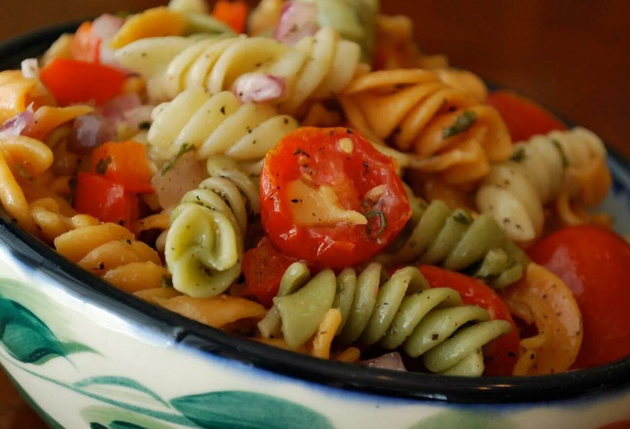 Макароны с овощами в духовке. Макароны с овощами. Спагетти с овощами. Салат с макаронами и овощами. Гарнир макароны с овощами.