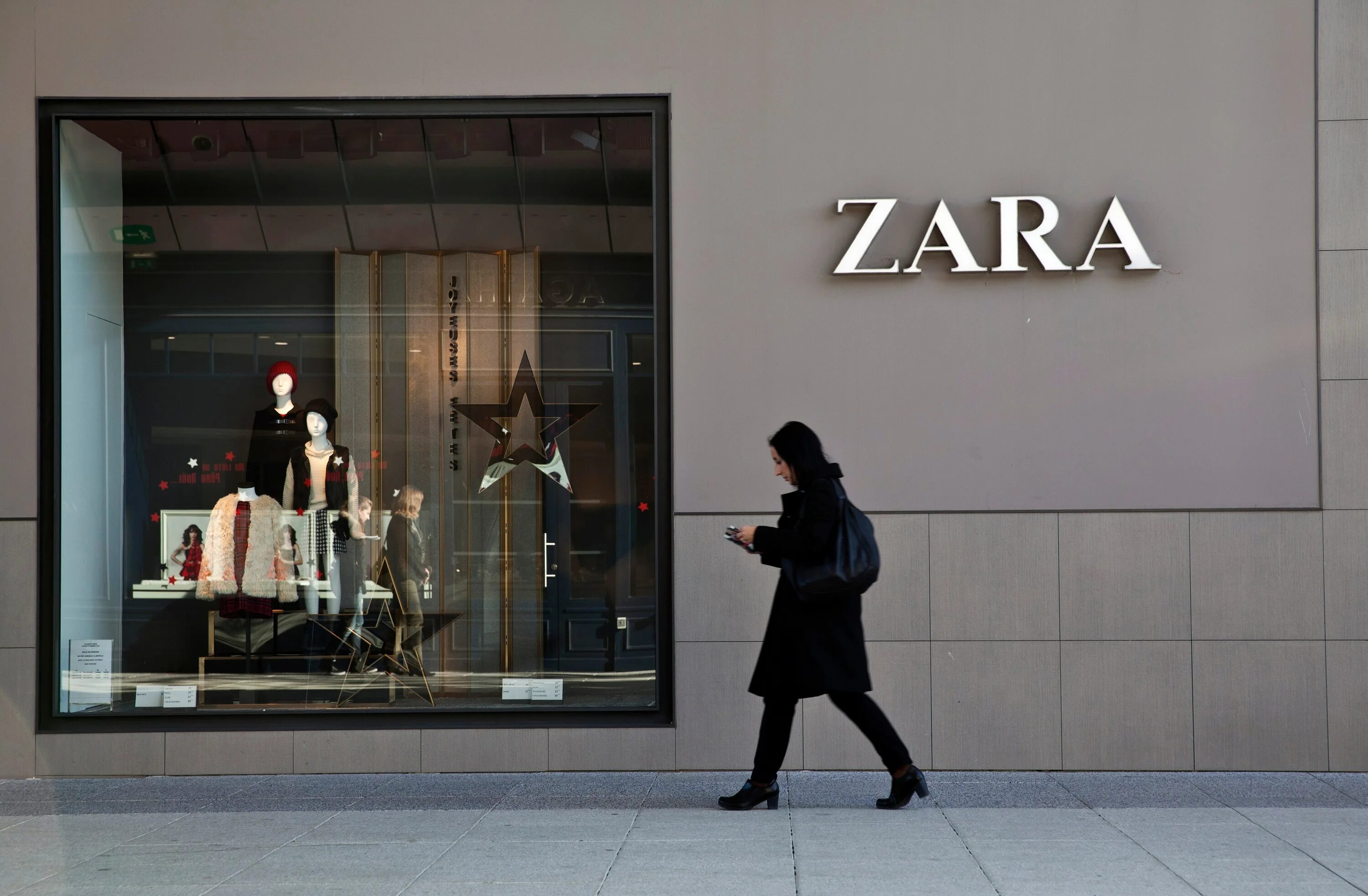 Zara turkey сайт. Первый магазин Zara в Испании. Zara магазин.
