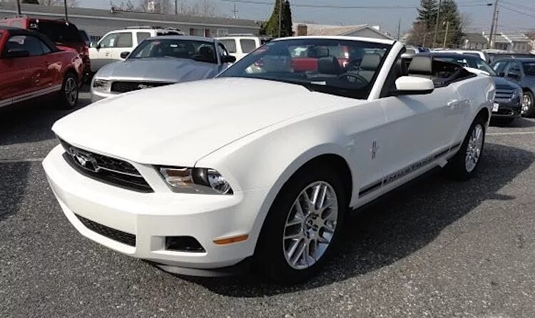 White mustang lana. Мустанг Форд белый 2012. Форд Мустанг кабриолет 2012. Форд Мустанг кабриолет белый. Ford Mustang 2012.