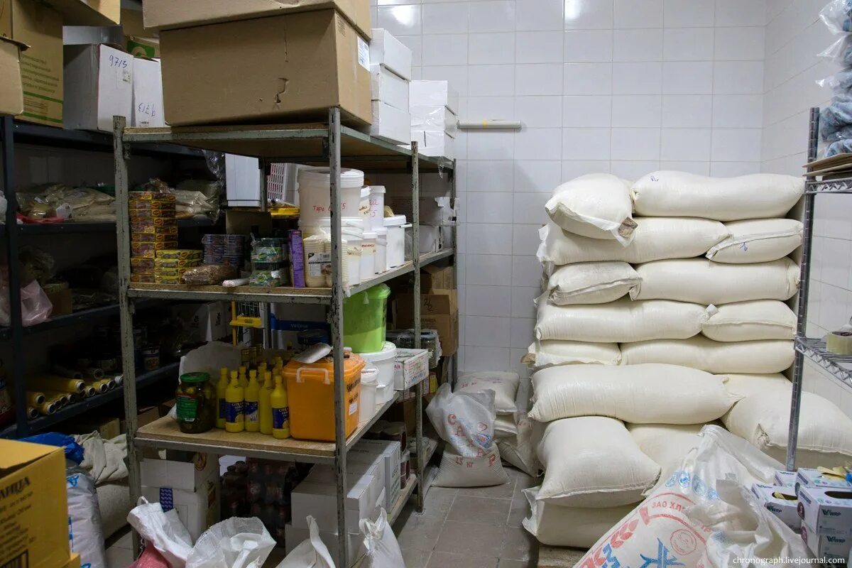 Хлебокомбинат южно сахалинский цех. Хранение сырья и полуфабрикатов. Хранение сырья и полуфабрикатов. Хранение кондитерских изделий. Помещение для хранения продуктов.