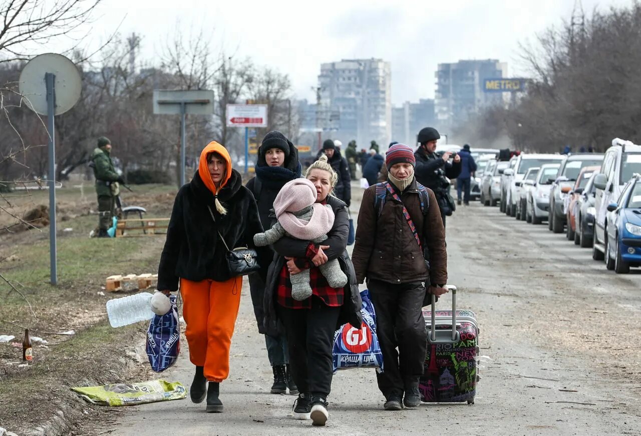 Украинские мирные жители. Мариуполь беженцы. Люди на улицах Москвы. Местные жители Украины. Эвакуируемые дети из Мариуполя.