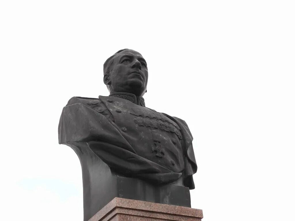 памятник катукову в озерах. катуков озеры. озёры памяьтник катуков. бюст катукова в городе озёры. маршал катуков бюст в озерах.