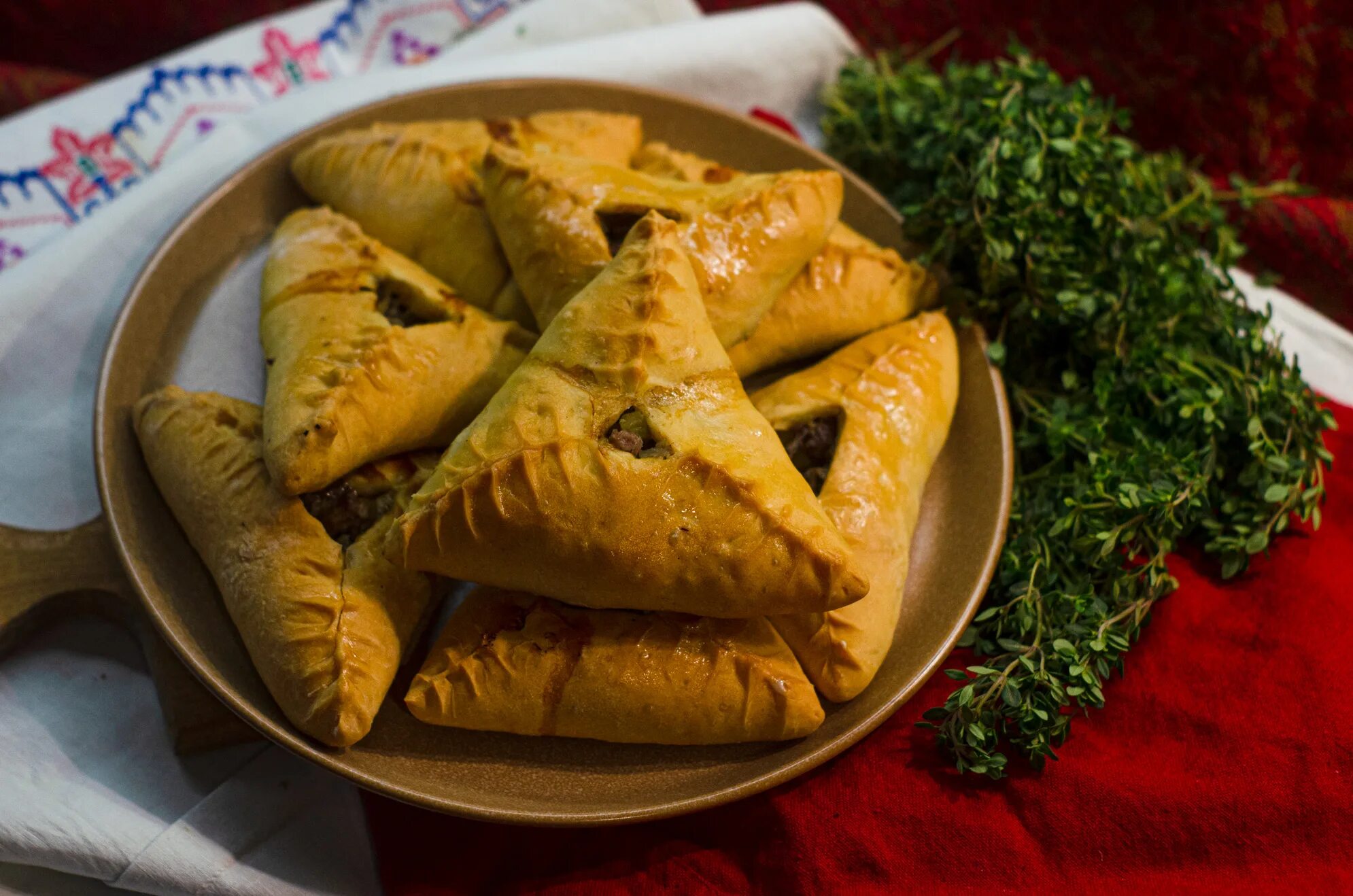 Татарские пироги с картошкой рецепт. Татарская самса эчпочмак. Татарская кухня эчпочмак. Башкирские эчпочмаки. Татарская кухня эчпочмак треугольники.