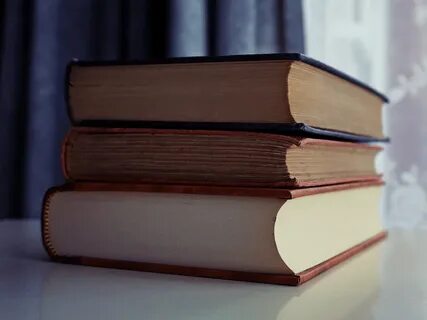 Несколько книг лежали на столе