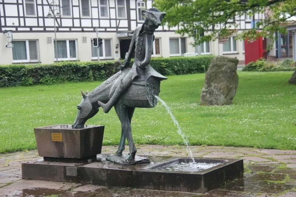 Я полукровка полулошадь полушлюз. Я полукровка полулошадь полушлюз. Памятник барону мюнхгаузену в москве. Грязная полукровка мем. Какой-то профессиональный юмор.