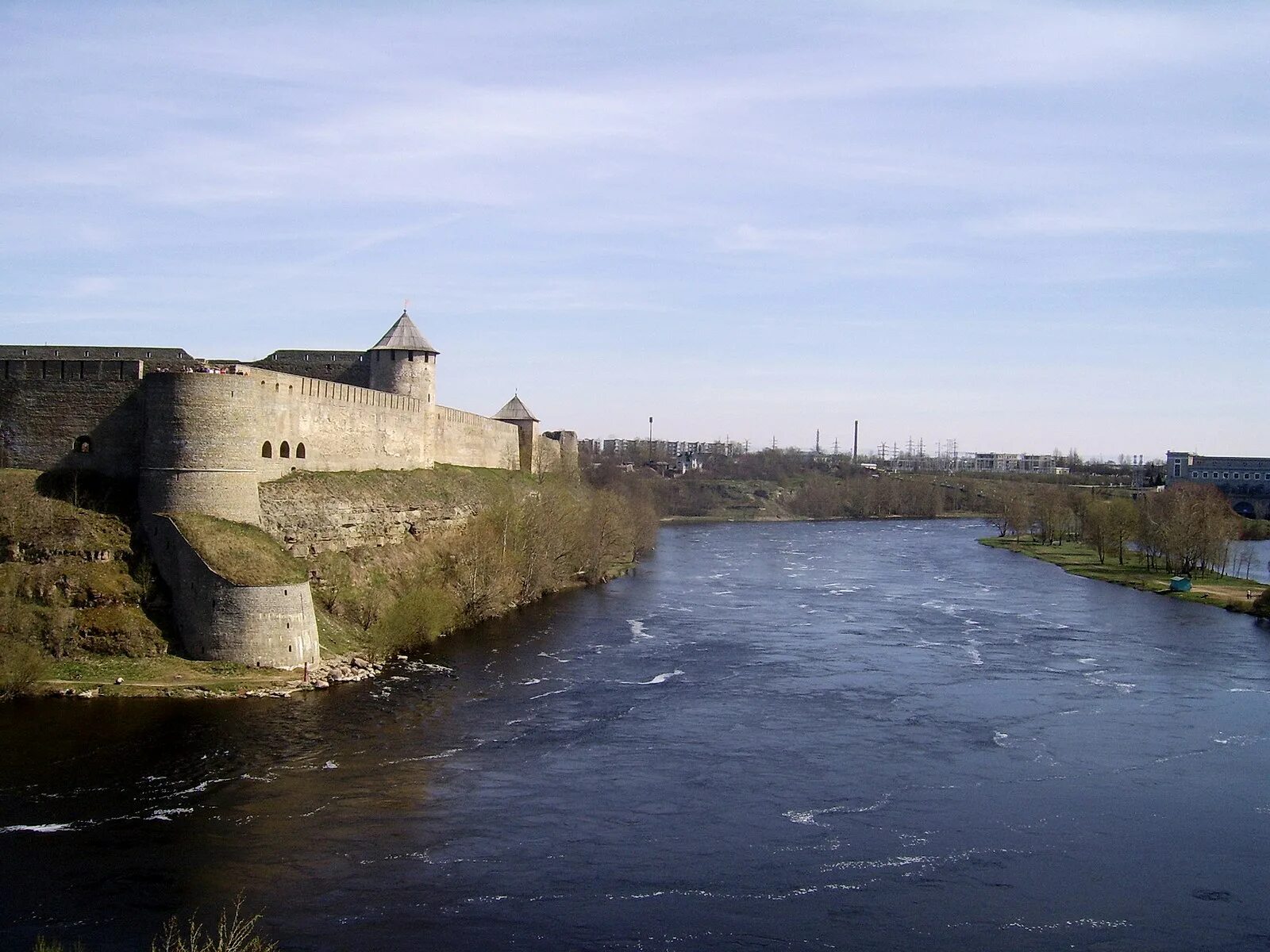 Замок в городе нарва. Нарва город река. Нарва (город в эстонской сср). Крепость в нарве эстония. Нарва город река.