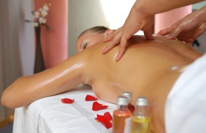 Massage oil girls. Масляный массаж тела. Масло для массажа. Массаж тела для женщин масляный. Массаж женский с маслом.