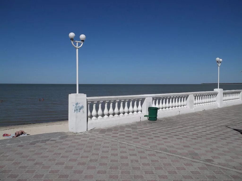 Приморско ахтарск набережная. Приморско-ахтарск краснодарский край набережная. Приморско ахтарск набережная. Город приморско ахтарск набережная. Набережная приморско-ахтарск пляж.