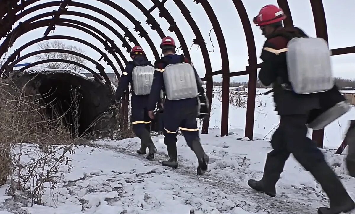 Что случилось с шахтерами в амурской области. СДС шахта Листвяжная. Листвяжная шахта горноспасатели. Шахта Листвяжная Кемеровская. Взрыв на шахте «Листвяжная» (2021).