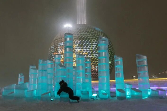 Выходные в астане. Ледовый городок Астана. В Астане ледяной город. Астана столица Казахстана зимой. Астана зимой Ледовый.