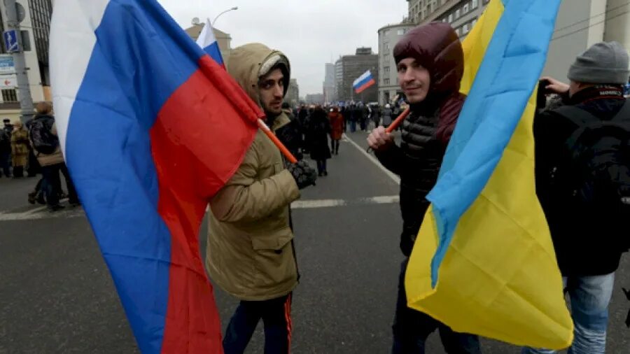 Россияне и украинцы. Украина – это Россия. Украинцы с флагом. Украинец с флагом России. О чем говорят украинцы сегодня