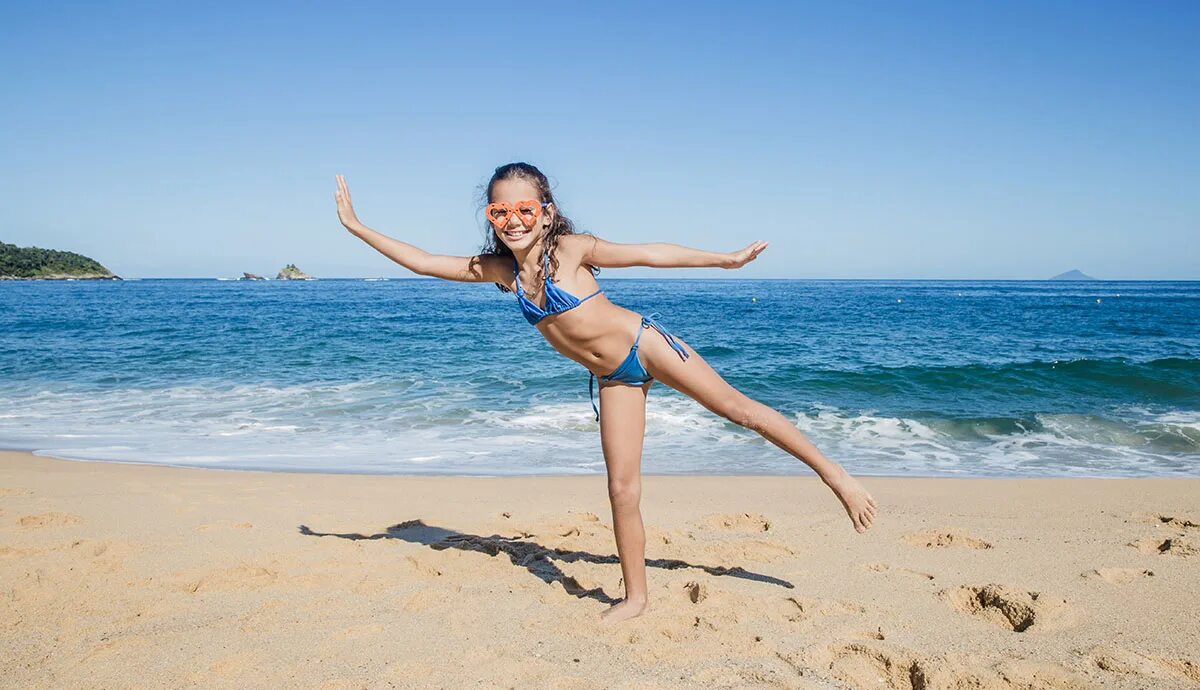 12 Лет девушки на пляже. Девочка 10 пляж. Шестилетняя на пляже. Начинающая нудистка.