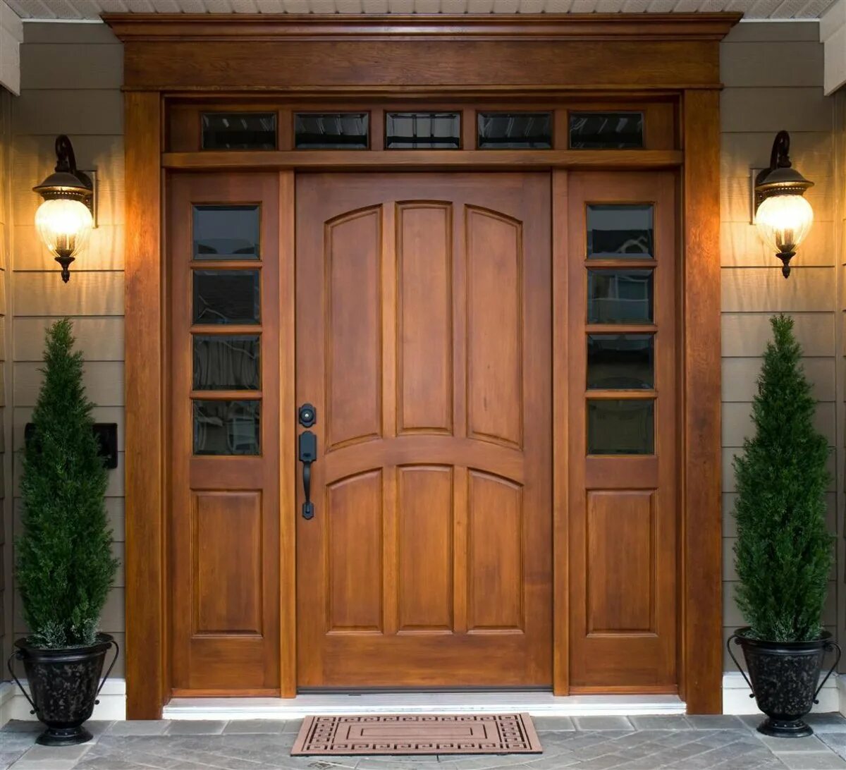 Дверь со стороны. Входная деревянная дверь 850х2000. Деревянные Евродвери входные. Дверки деревянные. Входная дверь в дом.