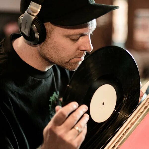 Диджей в тени. Диджей Шэдоу. DJ Shadow фото.