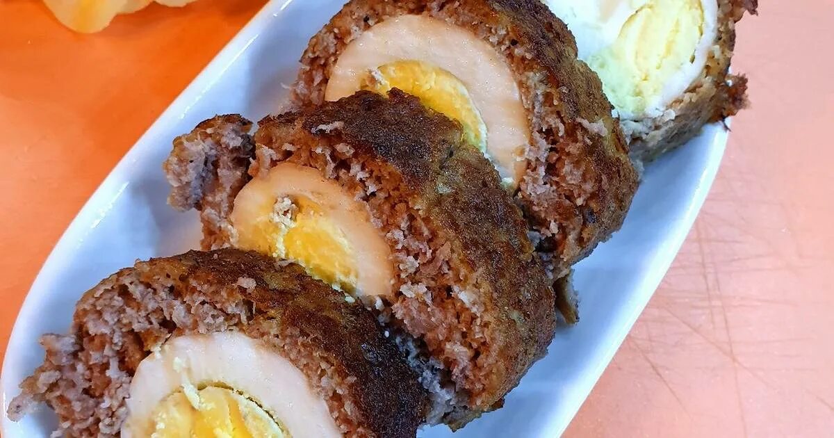 Мясной рулет с яйцом в духовке рецепт. Рулет из фарша. мясной рулет из фарша с яйцом. рулет из фарша с вареными яйцами. рулет из фарша с яйцом внутри в духовке.
