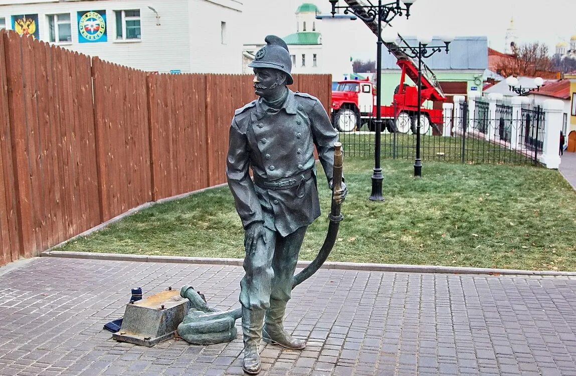 Памятник петербургскому городовому. Памятник дворнику оренбург. Рабочий (скульптура). Памятник рабочему. Памятник дворнику томск.