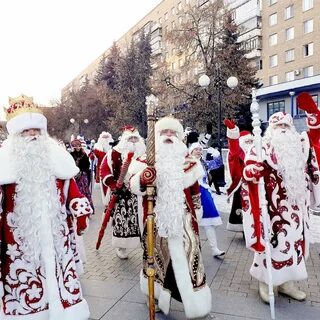Дед мороз зажигает елку