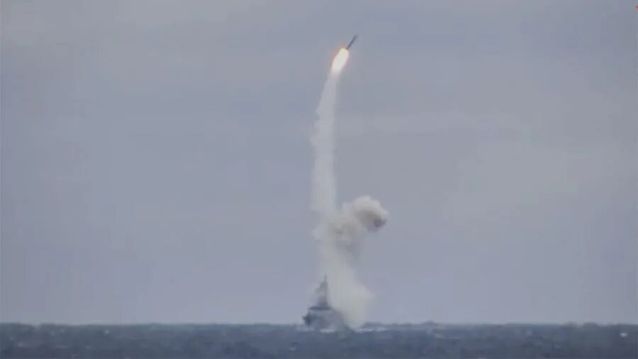 Ракеты над черным морем. Су-24 над эсминцем. Запуск баллистической ракеты с российского корабля. Взрыв ракеты в воздухе. 12.