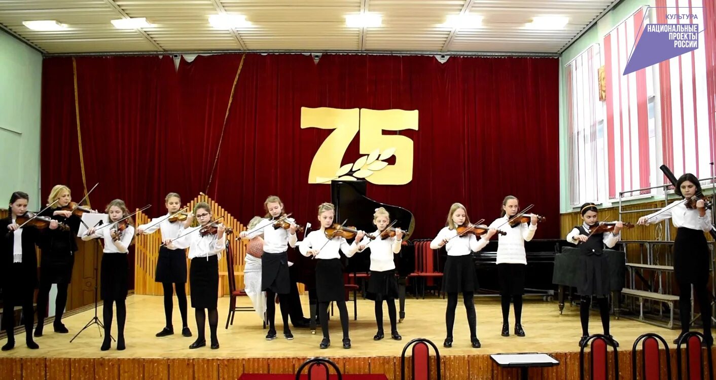 Инструментальный ансамбль. Ансамбль скрипачей дети. Новомосковский музыкальный колледж конкурс в казани. Музыкально-инструментальное искусство. Фото детская музыкальная школа новомосковск тульской.