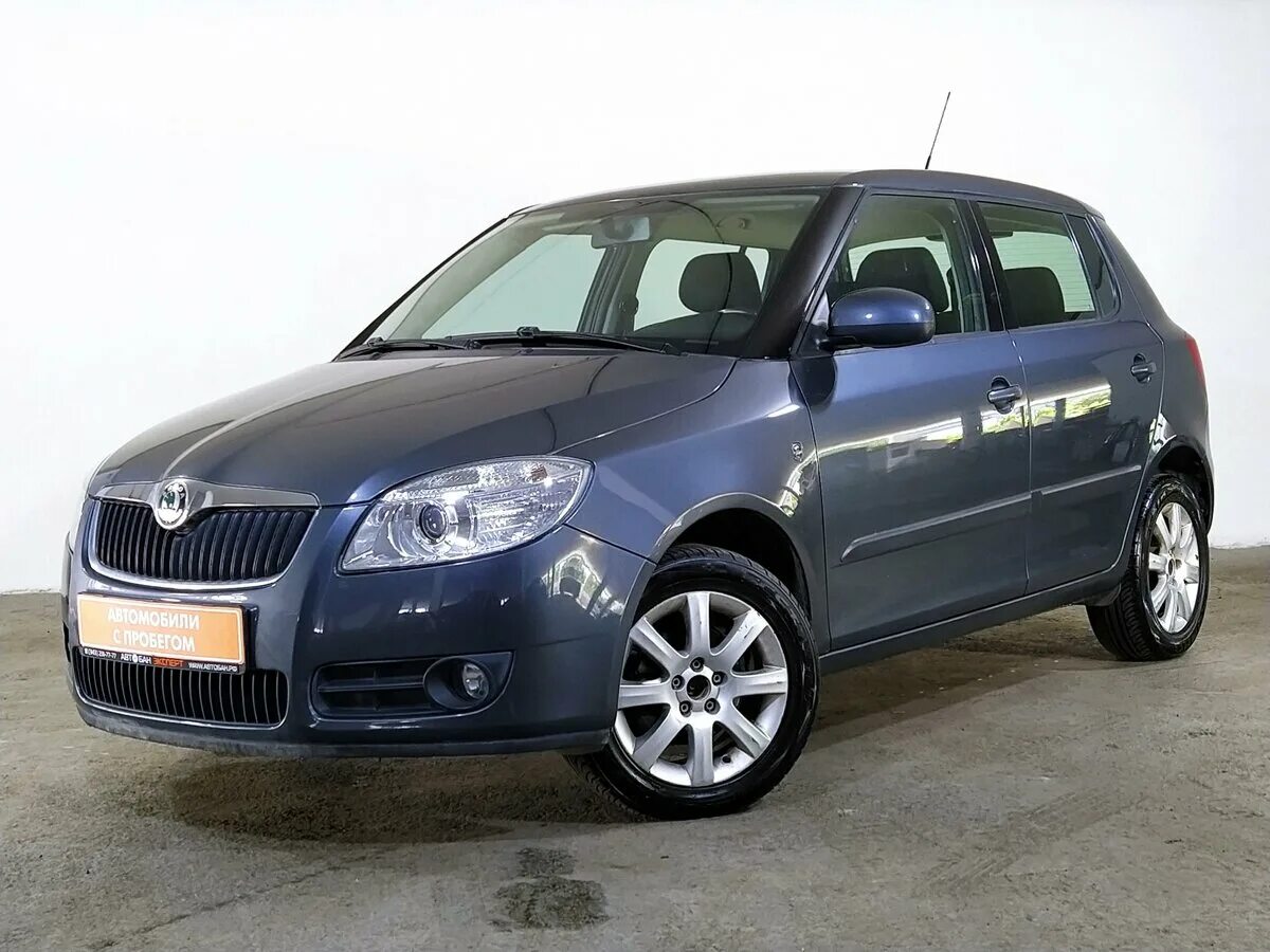 Купить шкоду фабию 1.6. Skoda Fabia 2. Шкода Фабия 2 1.6. Шкода Фабия 2 хэтчбек. Skoda Fabia 2 2009 хэтчбек.