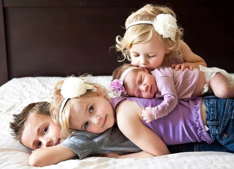 Трое детей. Красивые дети трое. Маленькие дети несколько. Маленькие и большие дети. Sister
