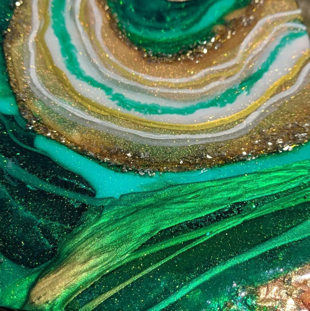 Кулон из эпоксидной смолы желтый. Эпоксидная смола цвета. Эпоксидная смола ресин арт. Серьги из эпоксидной смолы. Блёстки для эпоксидной смолы.